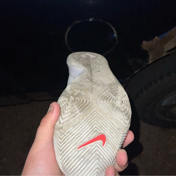 White and gold Nike kyrie 3s size 13 little dirty no scuffs or cresses - Picture 2 of 4